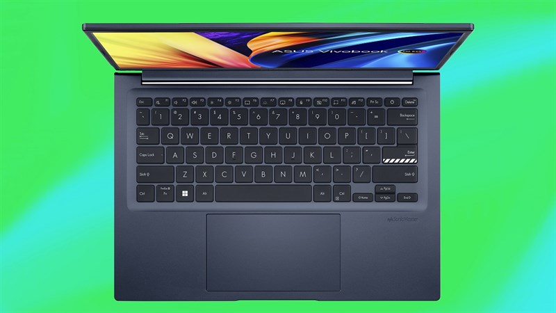 ASUS Vivobook 14X OLED A1403 có sự thay đổi nhỏ về vị trí nút nguồn nhằm tránh ảnh hưởng xấu đến trải nghiệm