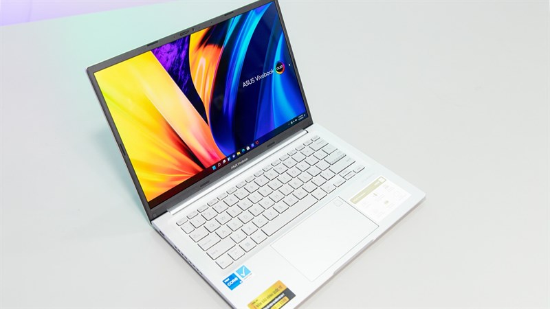 Phần bàn di chuột và chiếu nghỉ tay của ASUS Vivobook 14X OLED A1403 có kích thước khá lớn