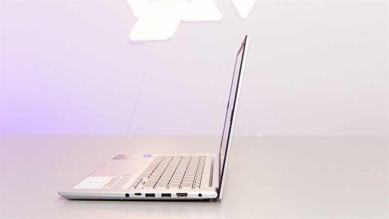 Cạnh phải của ASUS Vivobook 14X OLED A1403