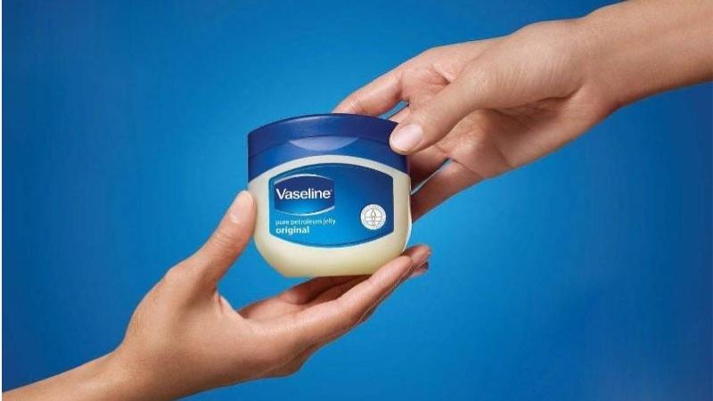 Công dụng tẩy trang của Vaseline