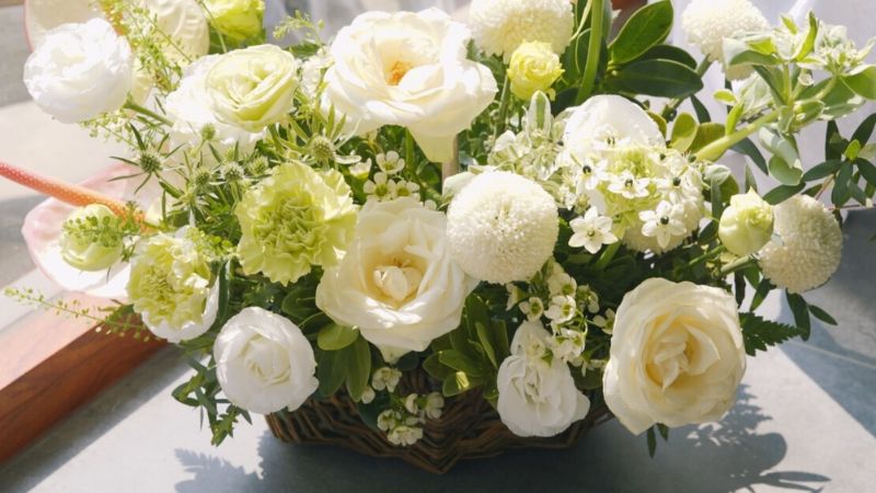 Có thể kết hợp trang trí nhiều loài hoa khác cùng hoa hồng trắng