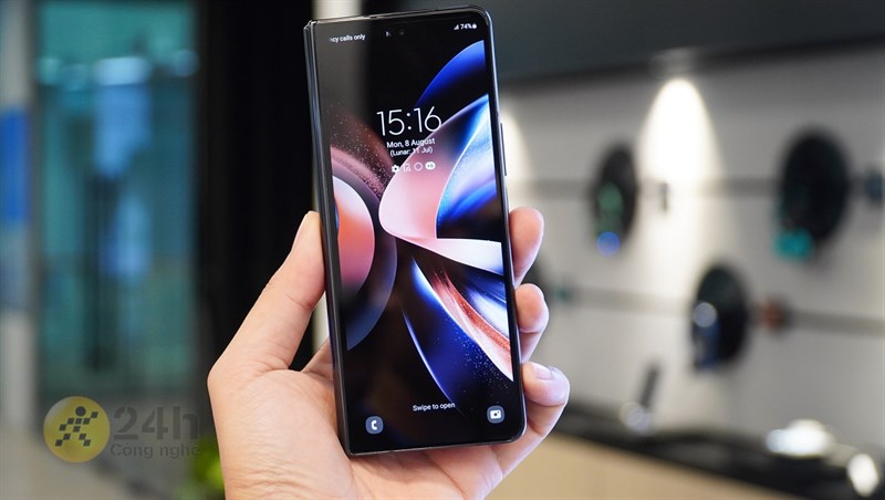 Galaxy Z Fold3 5G vẫn nằm gọn được trong lòng bàn tay Galaxy Z Fold3 5G vẫn nằm gọn được trong lòng bàn tay