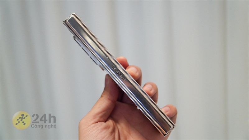 Phần bản lề kim loại của Galaxy Z Fold3 5G được làm bền bỉ hơn Phần bản lề kim loại của Galaxy Z Fold3 5G được làm bền bỉ hơn