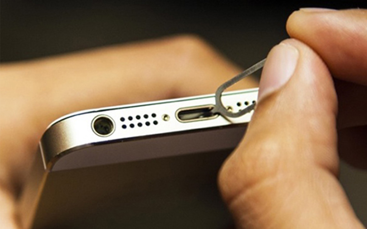 Cách làm sạch cổng sạc iPhone Cách làm sạch cổng sạc iPhone
