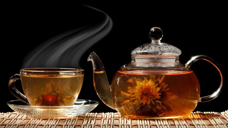 Uống trà nóng giúp giảm nghẹt mũi.