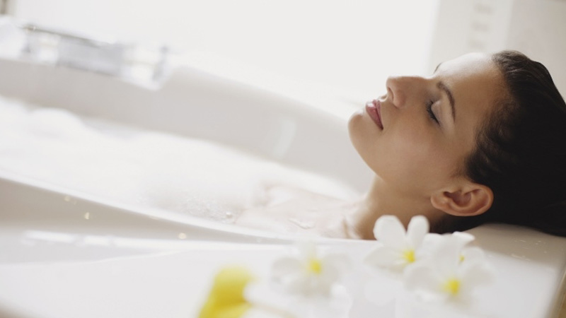 Tắm nước nóng cũng là phương pháp trị sổ mũi hiệu quả.