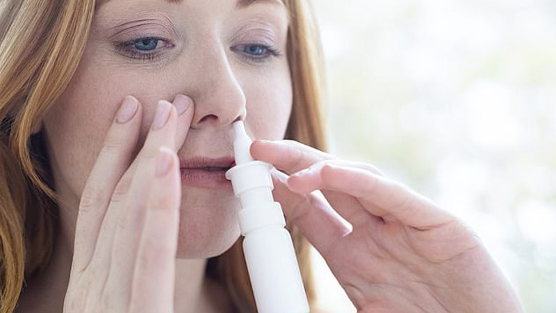 Xịt mũi giúp giảm triệu chứng nghẹt và loại bỏ chất nhầy.