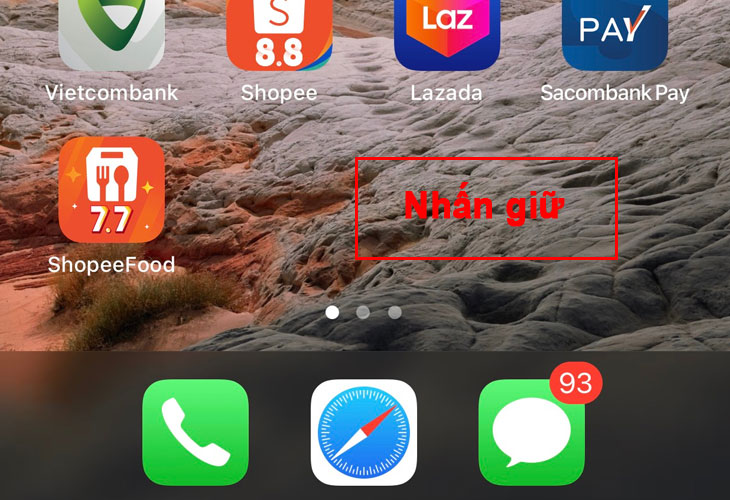 Nhấn giữ vào khoảng trống trên màn hình để mở widget