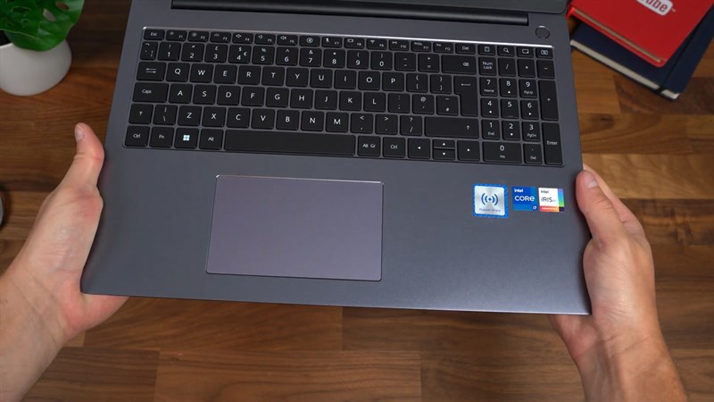 Huawei MateBook D16 với bàn phím fullsize và bàn di chuột kích thước vừa phải Huawei MateBook D16 với bàn phím fullsize và bàn di chuột kích thước vừa phải