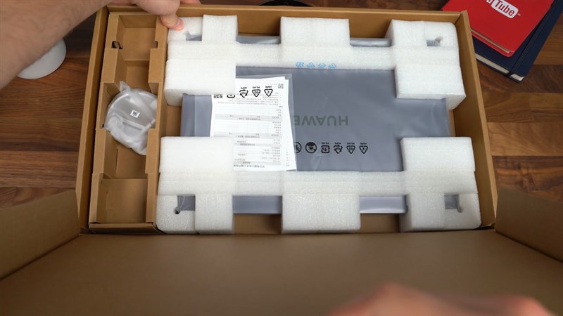 Bên trong ta có thể thấy được Huawei MateBook D16 được bảo vệ vô cùng chắc chắn Bên trong ta có thể thấy được Huawei MateBook D16 được bảo vệ vô cùng chắc chắn