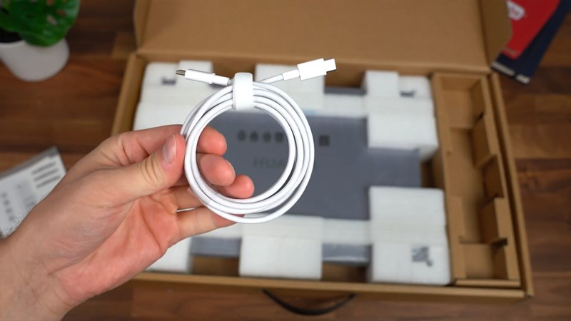 Chiếc cáp sạc được tặng kèm để sạc pin cho thiết bị Chiếc cáp sạc được tặng kèm để sạc pin cho thiết bị