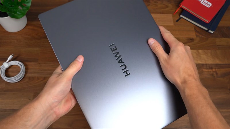 Huawei MateBook D16 nổi bật với thiết kế lưng phẳng và logo Huawei quen thuộc được khắc tỉ mỉ Huawei MateBook D16 nổi bật với thiết kế lưng phẳng và logo Huawei quen thuộc được khắc tỉ mỉ