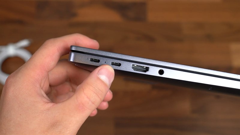 Cạnh trái của Huawei Matebook D16 với hai cổng USB-C, cổng HDMI, cổng tai nghe 3.5 mm Cạnh trái của Huawei Matebook D16 với hai cổng USB-C, cổng HDMI, cổng tai nghe 3.5 mm