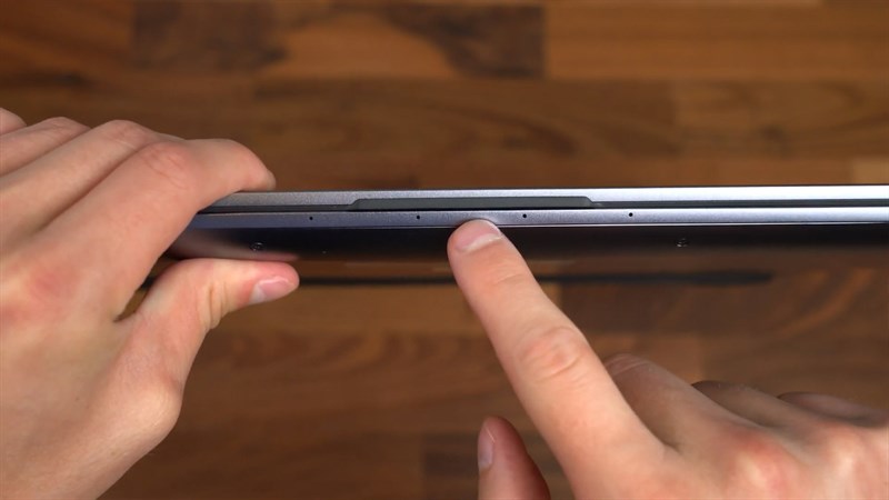 Mũi trước của Huawei MateBook D16 được khoét vào trong để tạo điểm tựa giúp mở máy dễ dàng Mũi trước của Huawei MateBook D16 được khoét vào trong để tạo điểm tựa giúp mở máy dễ dàng