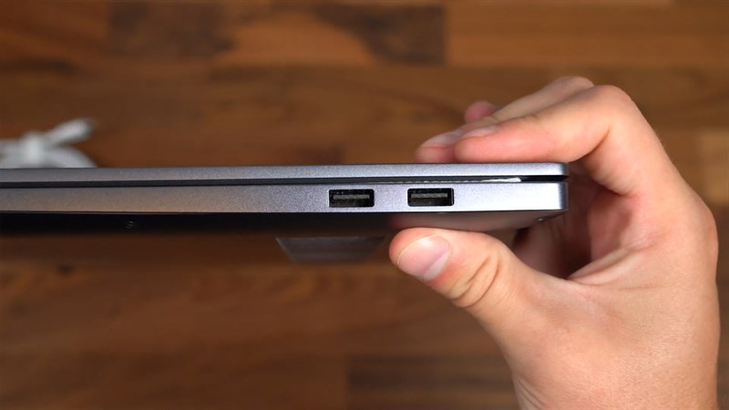 Cạnh phải của Huawei Matebook D16 với cổng USB-A 3.2 và 2.0 Cạnh phải của Huawei Matebook D16 với cổng USB-A 3.2 và 2.0