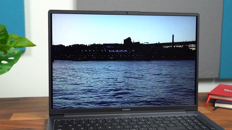 Huawei MateBook D16 khả năng đa nhiệm tốt với 8 GB RAM Huawei MateBook D16 khả năng đa nhiệm tốt với 8 GB RAM