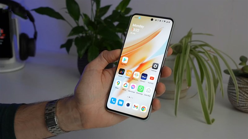 OnePlus 10T sở hữu thiết kế màn hình đục lỗ quen thuộc với các viền đã được tối ưu độ dày OnePlus 10T sở hữu thiết kế màn hình đục lỗ quen thuộc với các viền đã được tối ưu độ dày