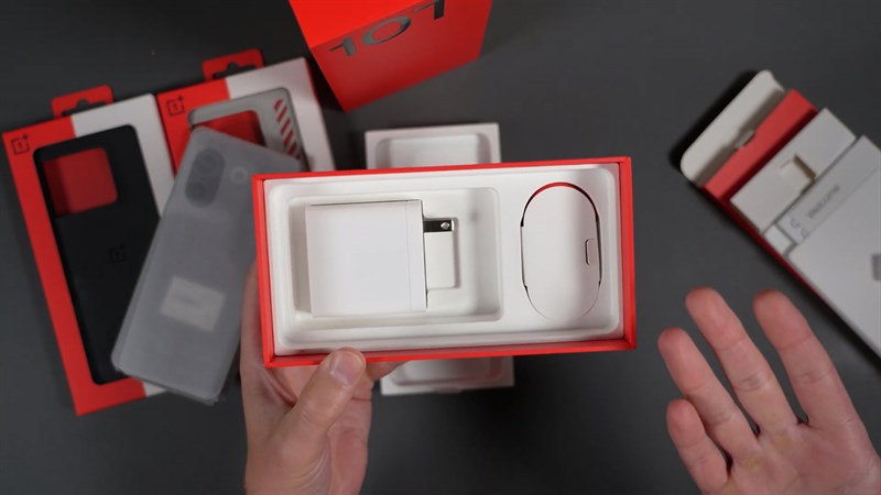 Bên cạnh đó là một bộ sạc SuperVOOC 150 W được tặng kèm Bên cạnh đó là một bộ sạc SuperVOOC 150 W được tặng kèm