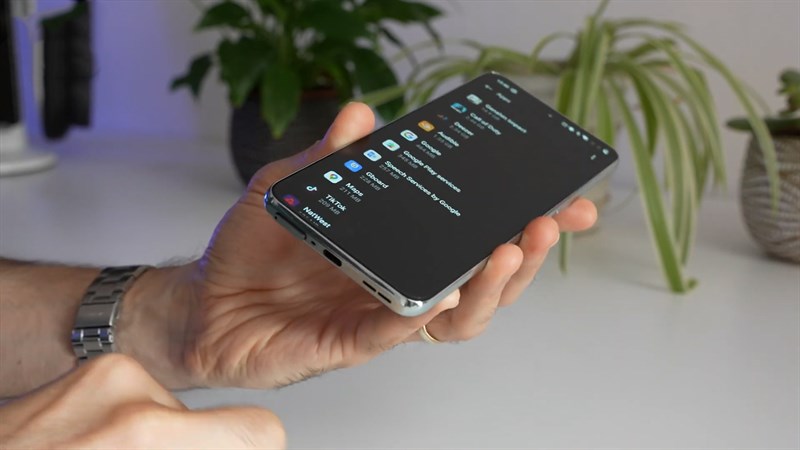 Cạnh phải của OnePlus 10T với cổng Type-C và khe đựng thẻ SIM Cạnh phải của OnePlus 10T với cổng Type-C và khe đựng thẻ SIM
