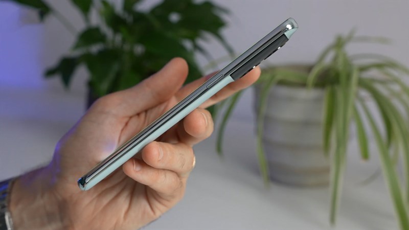 Cạnh phải của OnePlus 10T với nút nguồn Cạnh phải của OnePlus 10T với nút nguồn