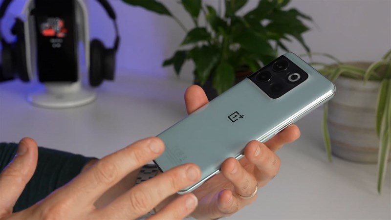 Cạnh trái của OnePlus 10T với phím tăng/giảm âm lượng Cạnh trái của OnePlus 10T với phím tăng/giảm âm lượng