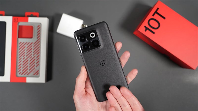 Cuối cùng là chiếc điện thoại OnePlus 10T - nhân vật chính của chúng ta ngày hôm nay Cuối cùng là chiếc điện thoại OnePlus 10T - nhân vật chính của chúng ta ngày hôm nay