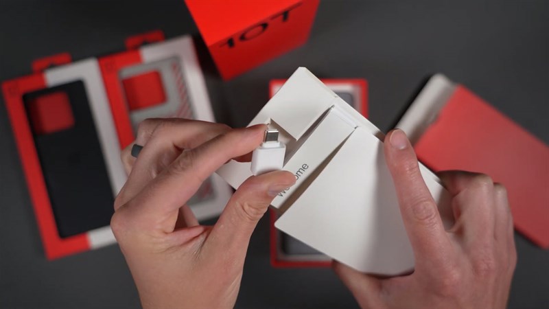 Bên trong hộp của OnePlus 10T, ta sẽ có sách hướng dẫn sử dụng, cổng chuyển OTG và que chọc SIM được gói trong một túi giấy thế này Bên trong hộp của OnePlus 10T, ta sẽ có sách hướng dẫn sử dụng, cổng chuyển OTG và que chọc SIM được gói trong một túi giấy thế này