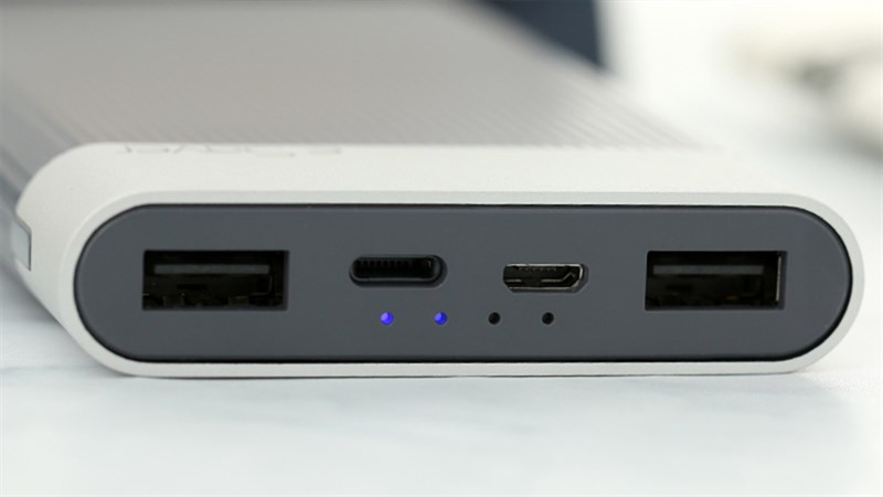 Sản phẩm được trang bị hai cồng ra cùng dải đèn LED để kiểm soát dung lượng pin còn lại. Sản phẩm được trang bị hai cồng ra cùng dải đèn LED để kiểm soát dung lượng pin còn lại.