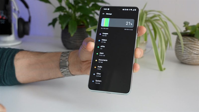 OnePlus 10T sở hữu dung lượng RAM và bộ nhớ trong lớn để người dùng sử dụng đa nhiệm và lưu trữ thoải mái OnePlus 10T sở hữu dung lượng RAM và bộ nhớ trong lớn để người dùng sử dụng đa nhiệm và lưu trữ thoải mái
