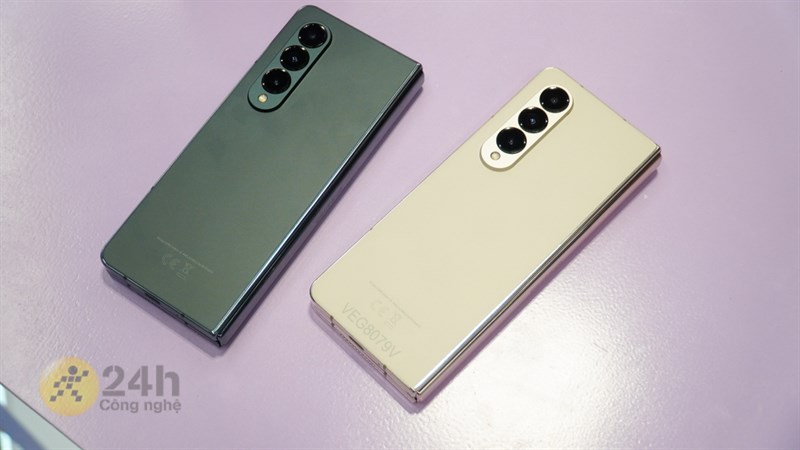 Galaxy Z Fold4 vẫn giữ được ngôn ngữ thiết kế sang trọng và tinh tế đậm chất riêng. Galaxy Z Fold4 vẫn giữ được ngôn ngữ thiết kế sang trọng và tinh tế đậm chất riêng.