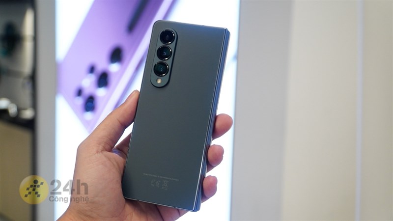 Phiên bản màu Xanh của Galaxy Z Fold4. Phiên bản màu Xanh của Galaxy Z Fold4.