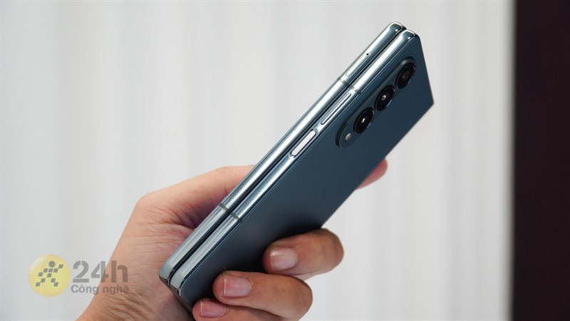 Khi chỉ cần sử dụng những tác vụ đơn giản, bạn có thể gập điện thoại lại để có thể cầm nắm thuận tiện hơn. Khi chỉ cần sử dụng những tác vụ đơn giản, bạn có thể gập điện thoại lại để có thể cầm nắm thuận tiện hơn.