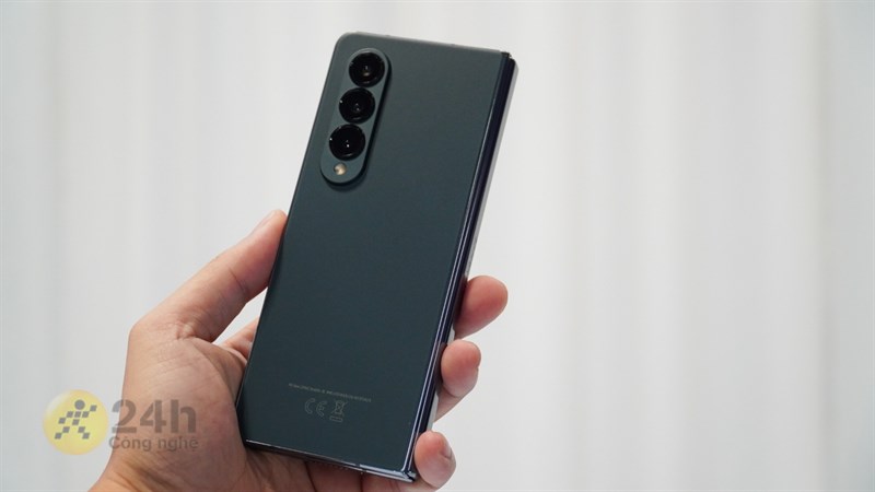 Chiếc điện thoại được trang bị 3 camera sau với camera chính có độ phân giảii lên đến 50 MP. Chiếc điện thoại được trang bị 3 camera sau với camera chính có độ phân giảii lên đến 50 MP.