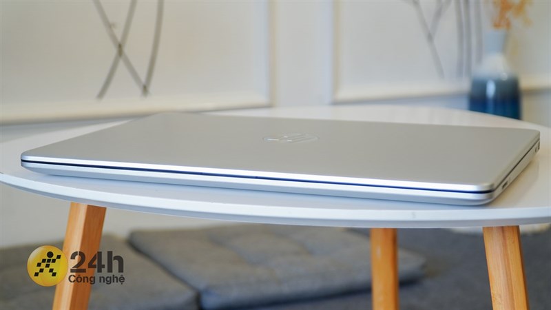 HP 15s fq5078TU có độ dày 17.9 mm và khối lượng 1.69 kg, khá mỏng, nhẹ với một laptop 15.6 inch đấy! HP 15s fq5078TU có độ dày 17.9 mm và khối lượng 1.69 kg, khá mỏng, nhẹ với một laptop 15.6 inch đấy!