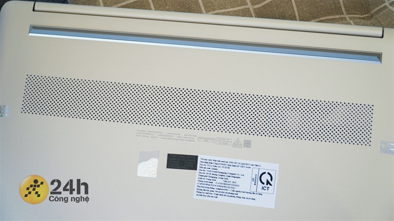 Mặt dưới của HP 15s fq5078TU cũng được hoàn thiện khá gọn gàng. Mặt dưới của HP 15s fq5078TU cũng được hoàn thiện khá gọn gàng.