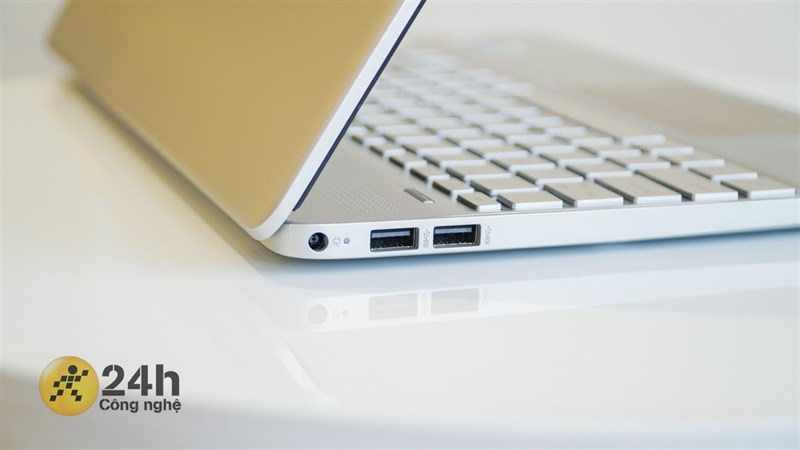 Cạnh trái của HP 15s fq5078TU. Cạnh trái của HP 15s fq5078TU.
