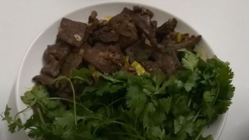 Tell you how to make beef liver sauteed with garlic fragrant, eat it all the time and not get bored