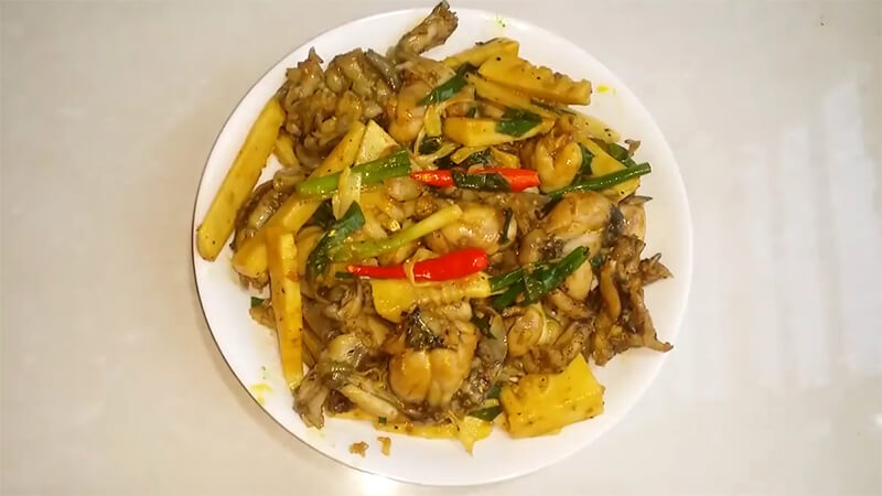 Fried frog with bamboo shoots