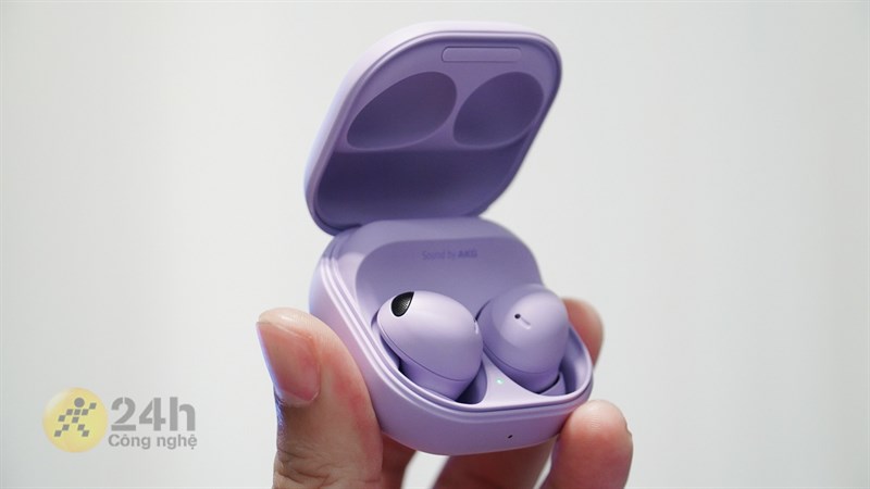 Bên trong vỏ kén của Galaxy Buds2 Pro chứa hai chiếc tai nghe nhỏ nhắn có thiết kế công thái học.