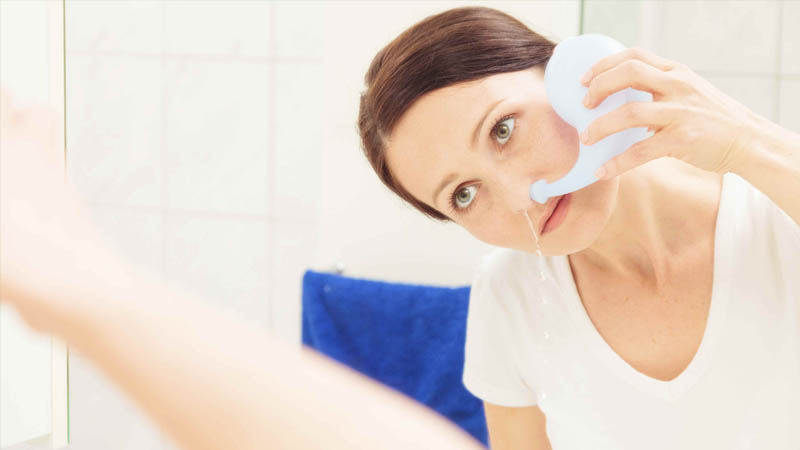 Nghiêng đầu khi rửa mũi bằng nước muối 