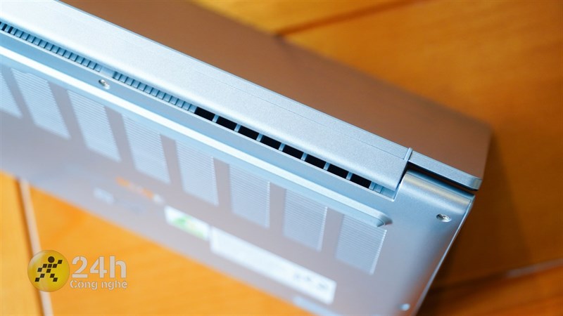 Bản lề của Vivobook 14X OLED được hoàn thiện rất tốt.