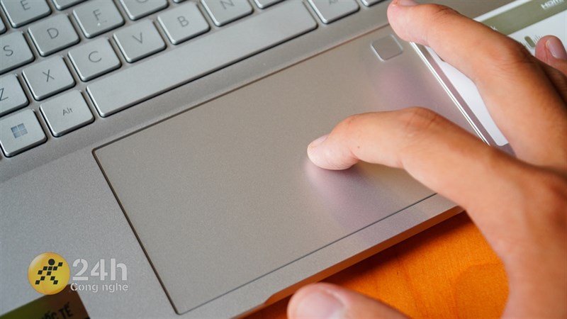 TouchPad của Vivobook 14X OLED được làm với kích thước lớn và trải nghiệm rê chuột ngon.