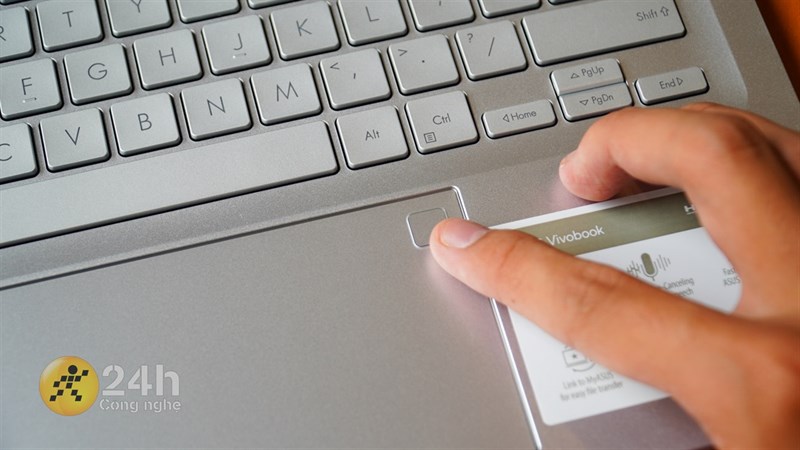 Góc trên bên phải của TouchPad này còn có cảm biến vân tay và mình nhận thấy cảm biến này có tốc độ nhận diện nhanh.