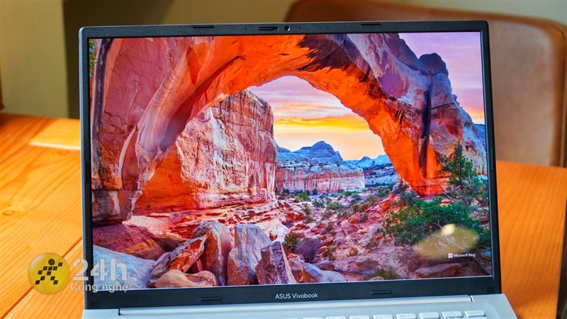 Vivobook 14X OLED sở hữu màn hình có kích thước 14 inch cùng các viền xung quanh được làm khá mỏng.