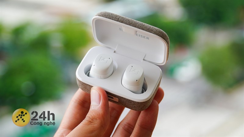 Cặp tai nghe Sennheiser Momentum True Wireless 3 với thiết kế vuông vức nhưng mềm mại, đeo tai thoải mái.