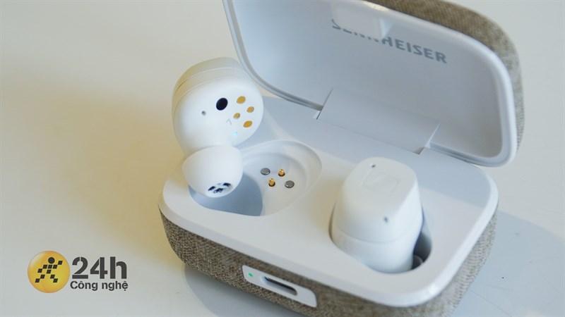 Phần ống tai nghe của Sennheiser Momentum True Wireless 3 còn có các nam châm khá mạnh giúp thiết bị bám hút vào hộp sạc tốt hơn