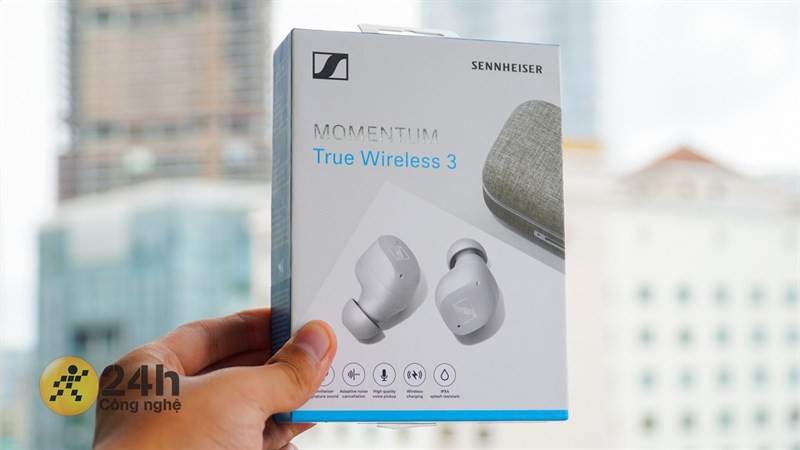 Hộp đựng tai nghe Sennheiser Momentum True Wireless 3 với thiết kế quen thuộc nhưng đậm phong cách của riêng mình