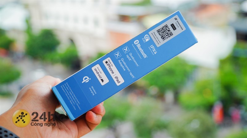 Cạnh trái của hộp in thông tin về nền tảng mà Sennheiser Momentum True Wireless 3 hỗ trợ