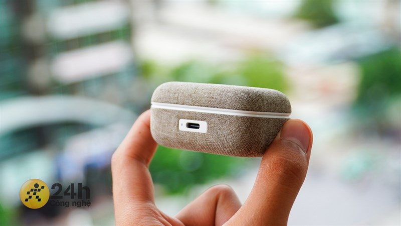 Cổng sạc USB Type-C và đèn báo pin ở phía trước của hộp sạc