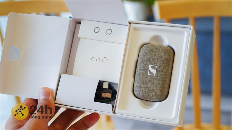 Sennheiser Momentum True Wireless 3 được trang bị khá đầy đủ các phụ kiện